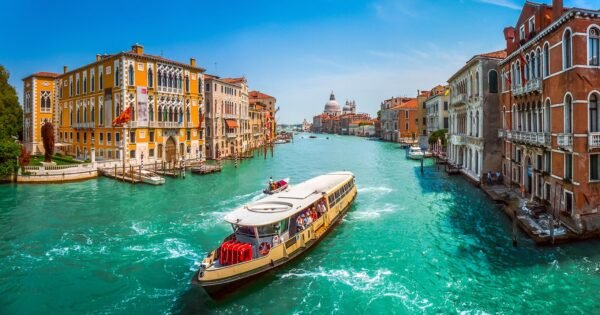 CANAL GRANDE IN GONDOLA CON COMMENTO INFORMATION